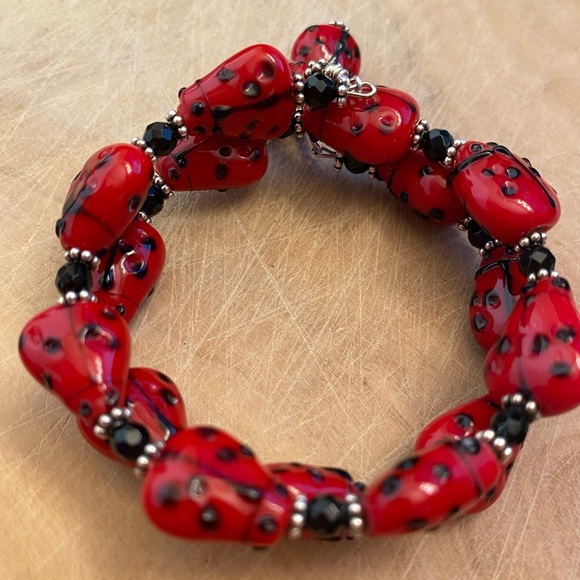 Beautiful lampwork ladybug wraparound bracelet - Picture 4 of 8